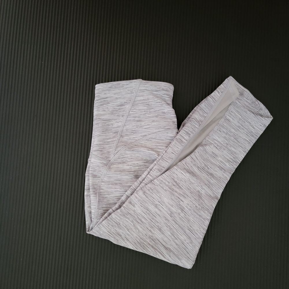 Lululemon Athletica Gray Leggings with Stretchy Knit Fabric
